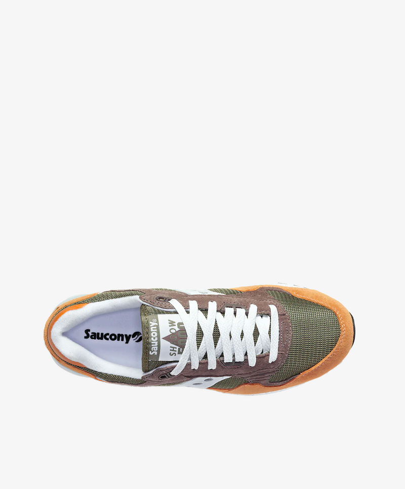 Sneaker til kvinder i orange og multi-farver set ovenfra, med hvide snørebånd og Saucony-logo på indersålen.