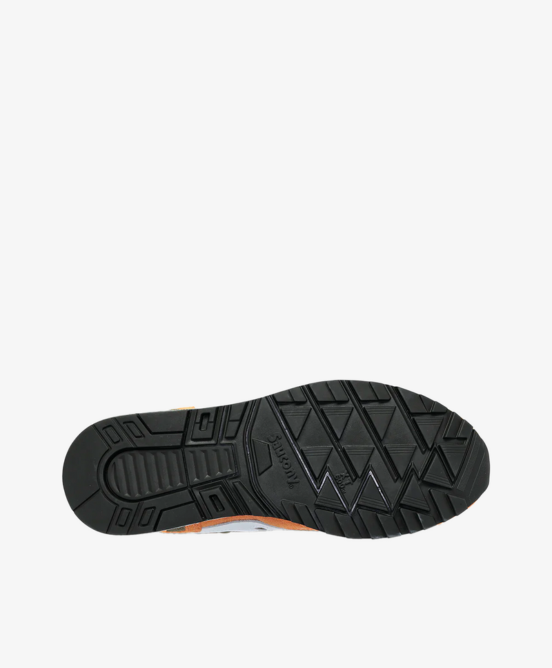 Sneakers til kvinder i orange og multi-farver set fra bunden med sort sål.