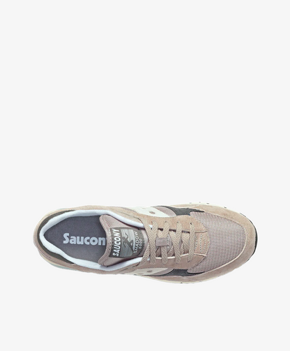 Dame sneakers i lys grå farve set ovenfra, med mærket "Saucony" synligt på indersålen.
