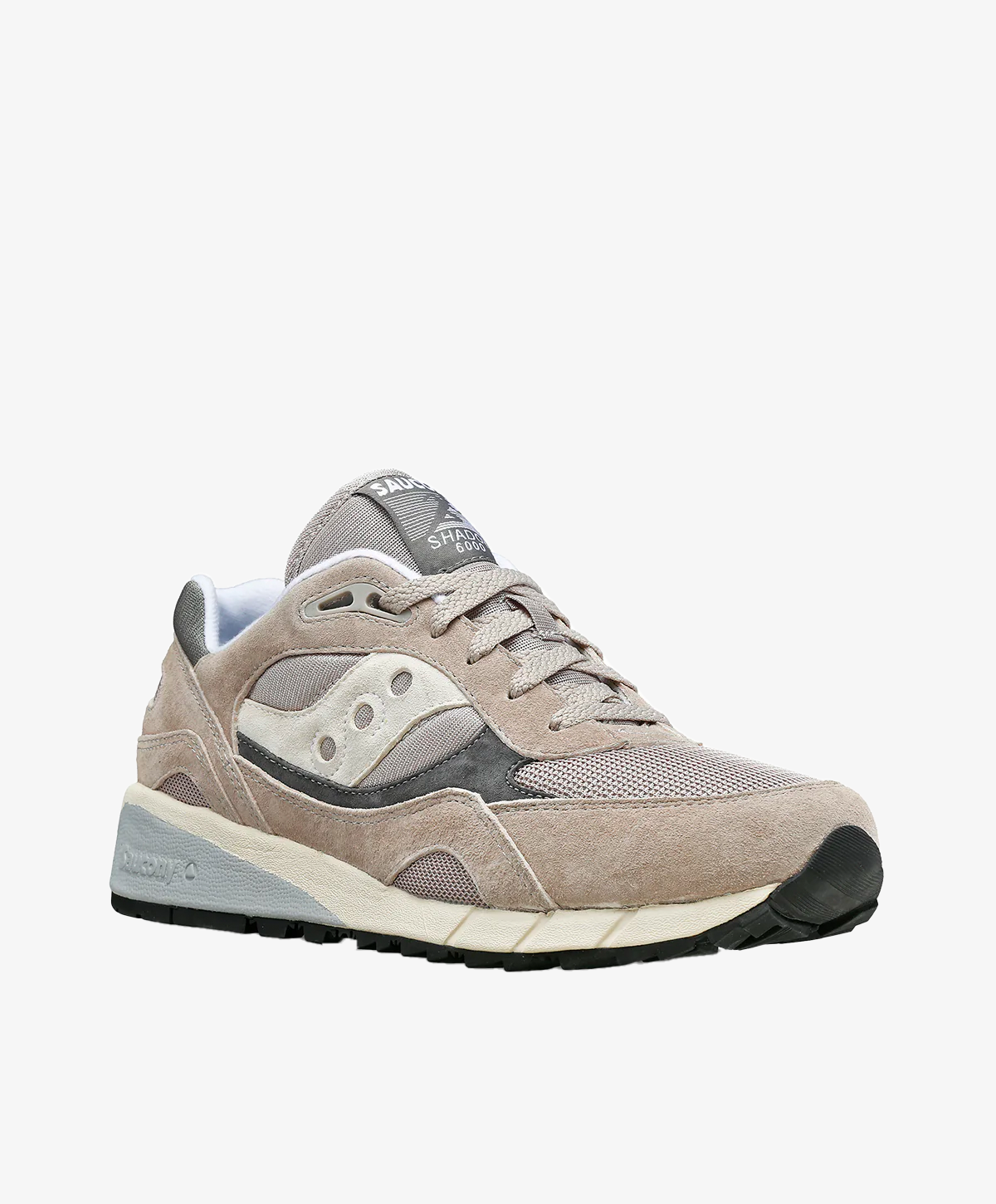 Dame sneakers i lys grå med hvid og sort sål, lavet af ruskind og mesh-materiale.