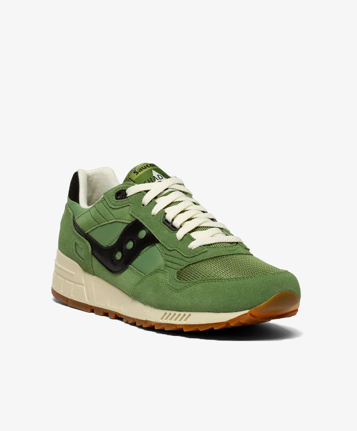 Grøn dame sneaker med hvide snørebånd og sort detalje på siden, set fra siden.