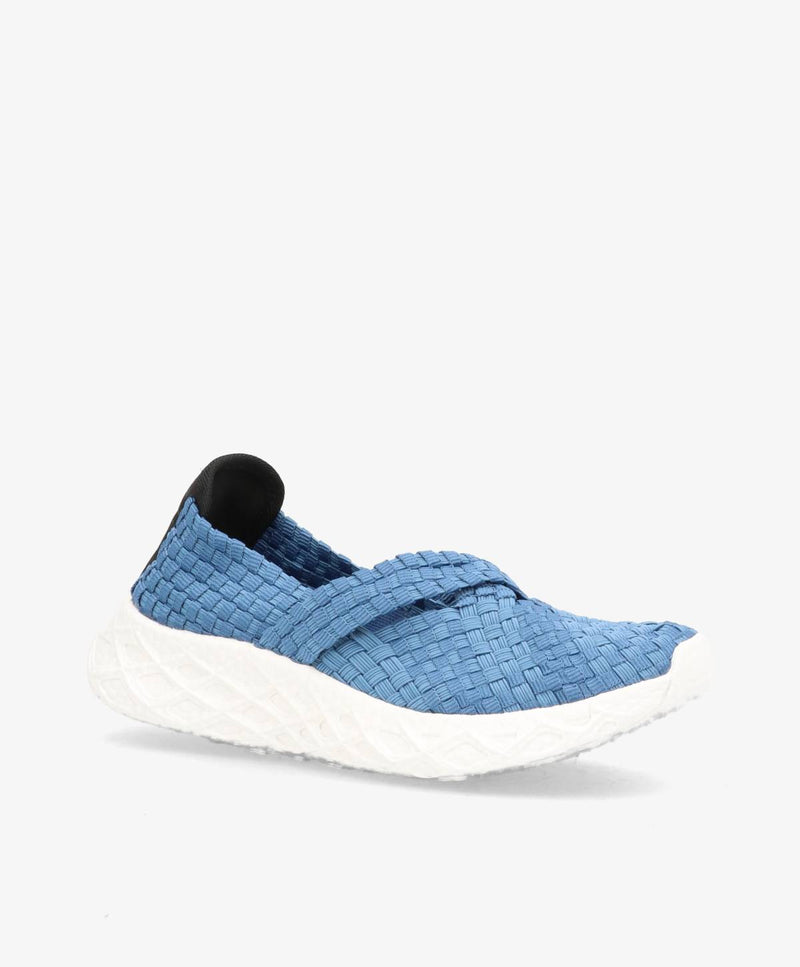 Blå slip-on sko med vævet tekstur og hvid sål.