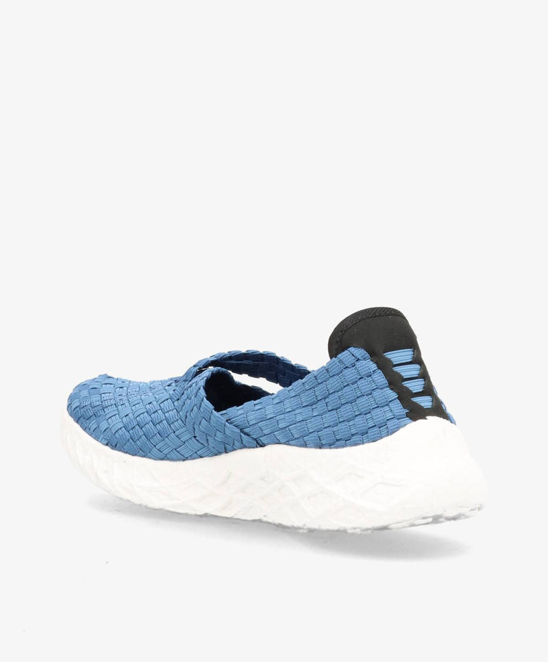 Blå slip-on sko med vævet tekstur og hvid sål, set fra siden.