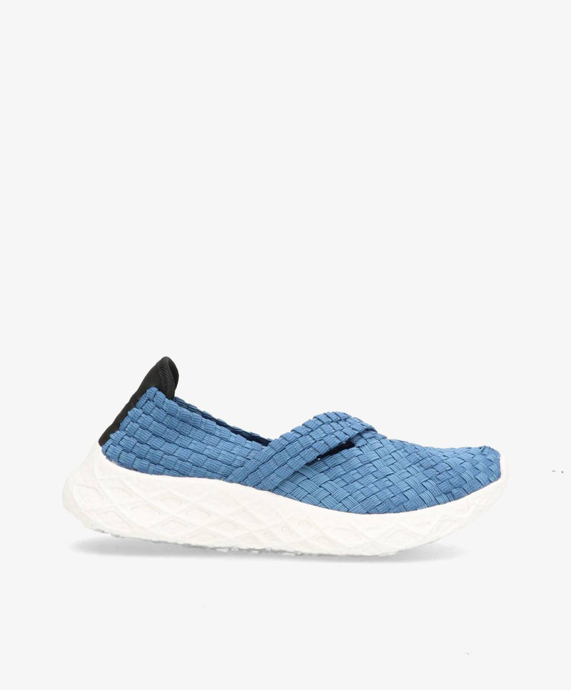 Blå slip-on sko med vævet tekstur og hvid sål, set fra siden.