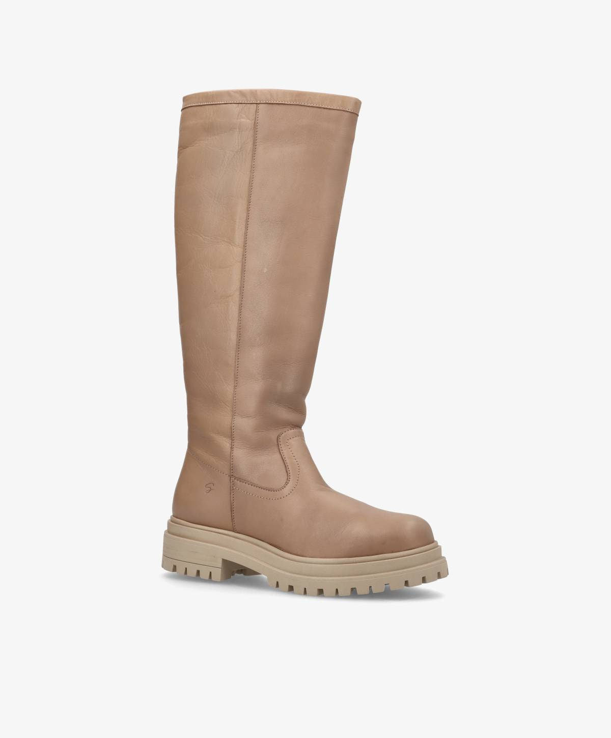Knæhøj støvle i beige læder med kraftig sål.