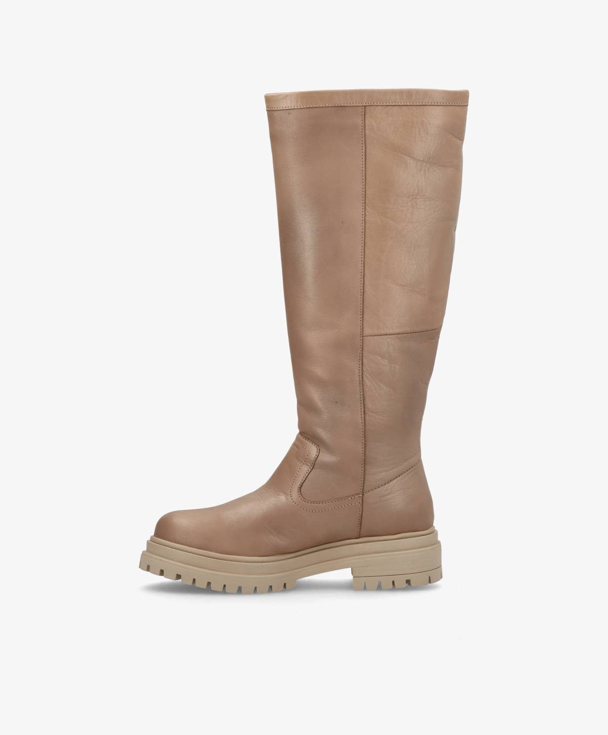 Beige knæhøj støvle med tyk sål og rund tå, set fra siden mod en hvid baggrund.