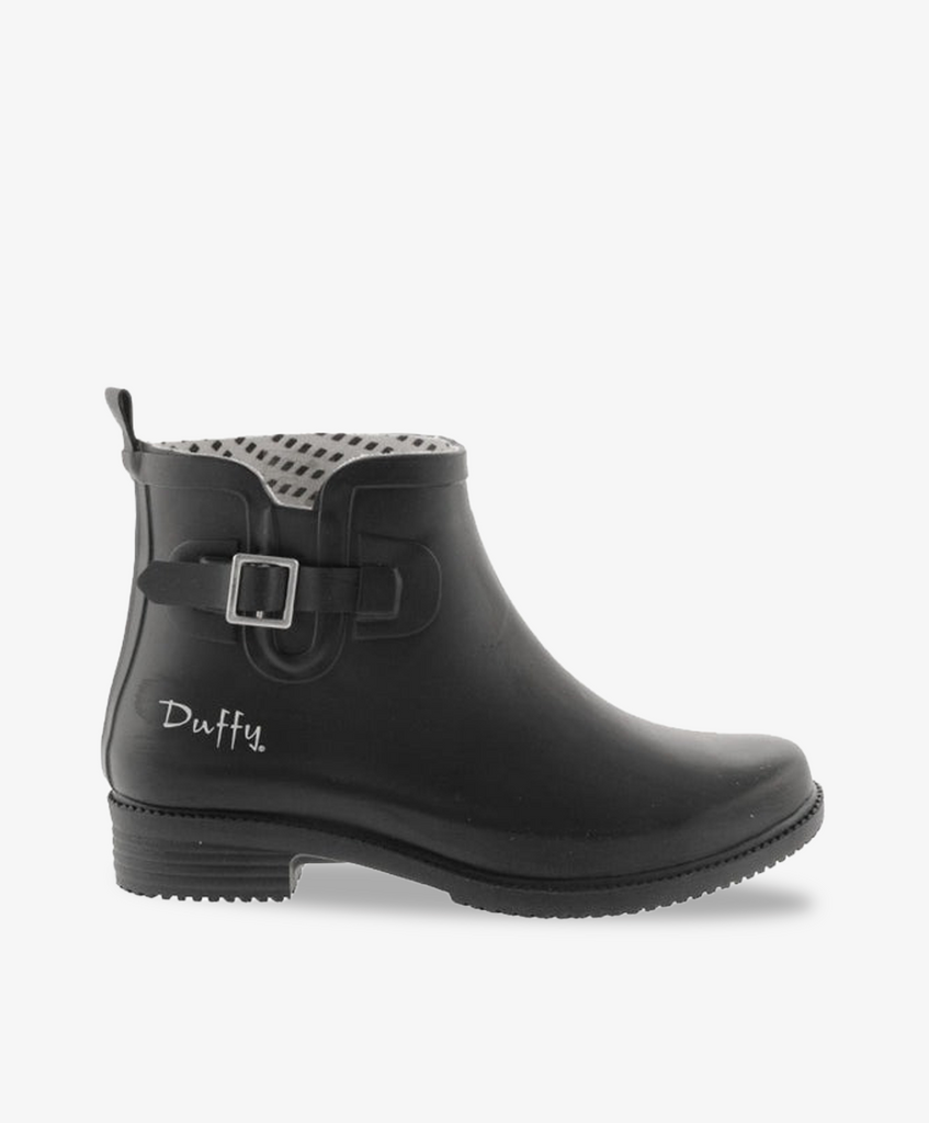Korte, sorte gummistøvler fra Duffy med spænde på siden.