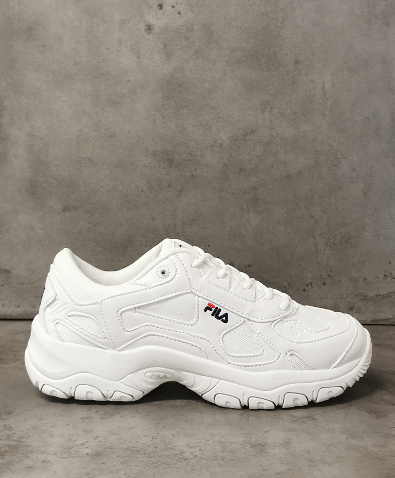 Hvide Fila sneakers med chunky bund, snørebånd og logo.