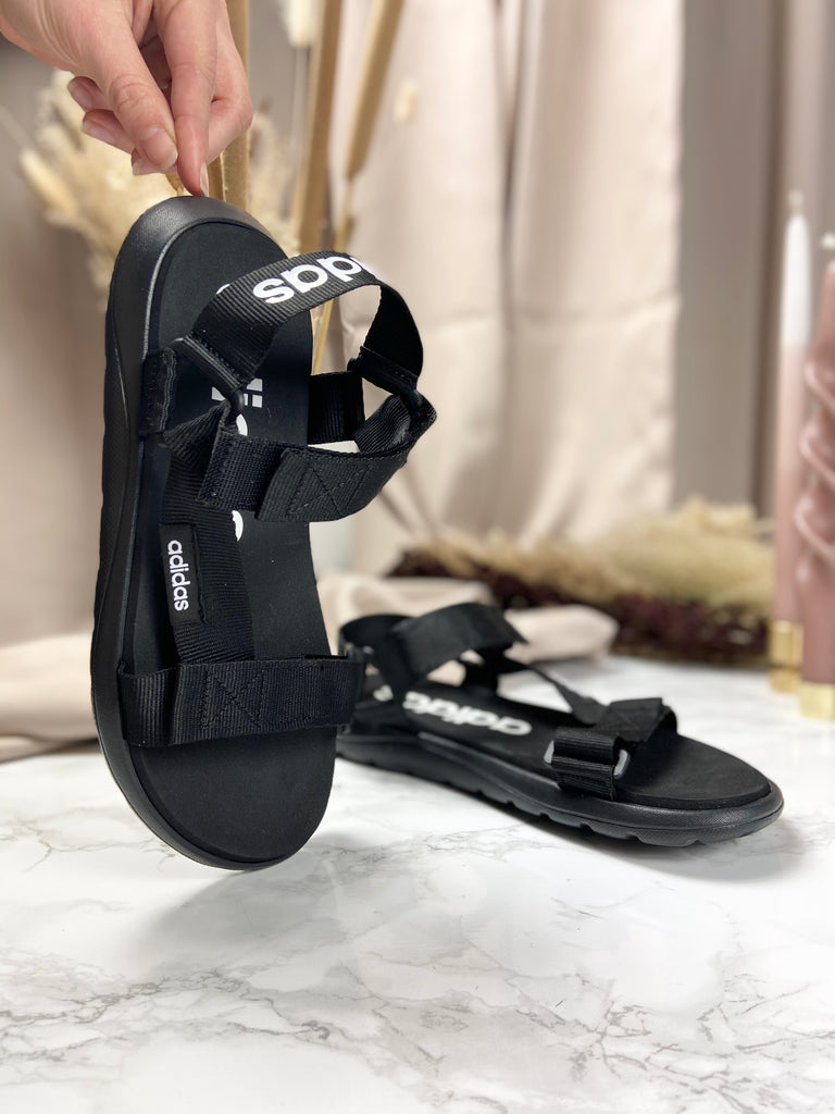 Adidas sandaler med velcroremme og logo.
