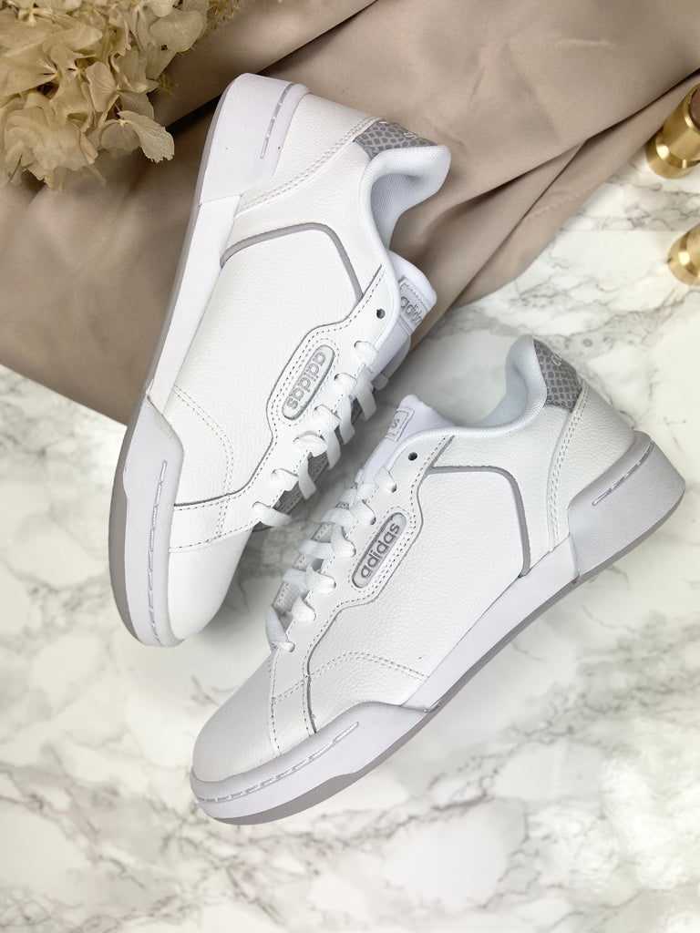 Adidas sneakers i hvid med grå detaljer.
